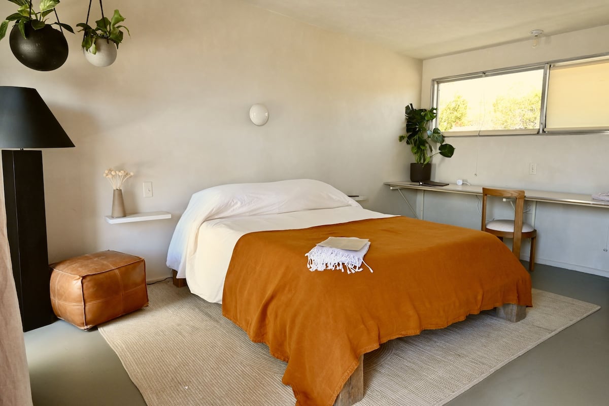 Deluxe Suite, 1 Queen Bed, Non Smoking, Kitchen | Egyptian cotton sheets, premium bedding, down comforters, pillowtop beds