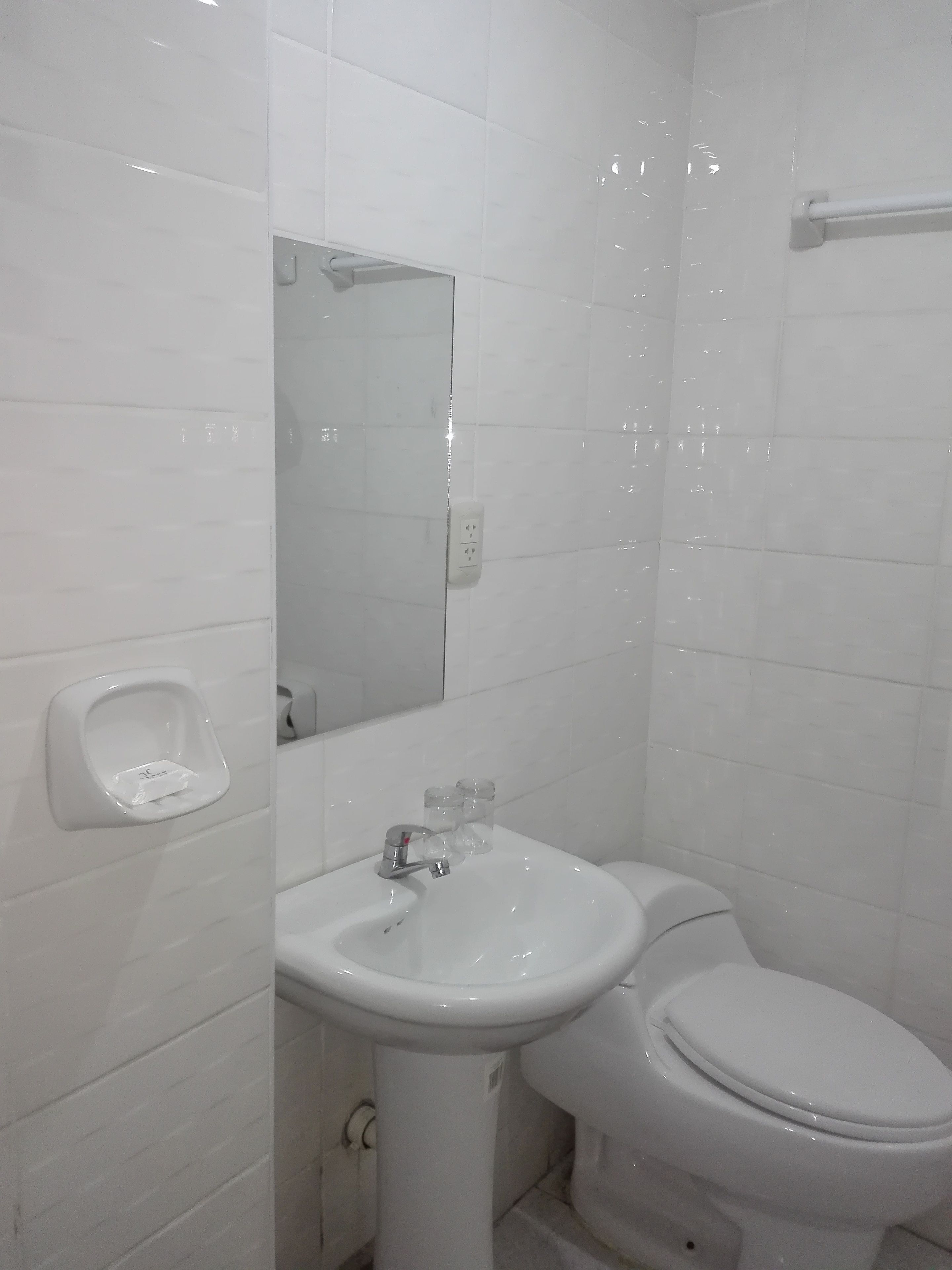 shower, rainfall showerhead, free toiletries, towels