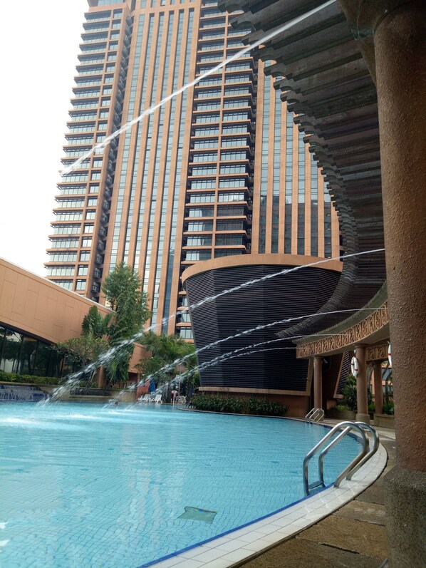 3 utomhuspooler med öppettider 07.30 till 22.00, och parasoller