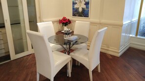 Deluxe appartement, 1 slaapkamer | Luxe beddengoed, Select Comfort-bedden, een kluis op de kamer