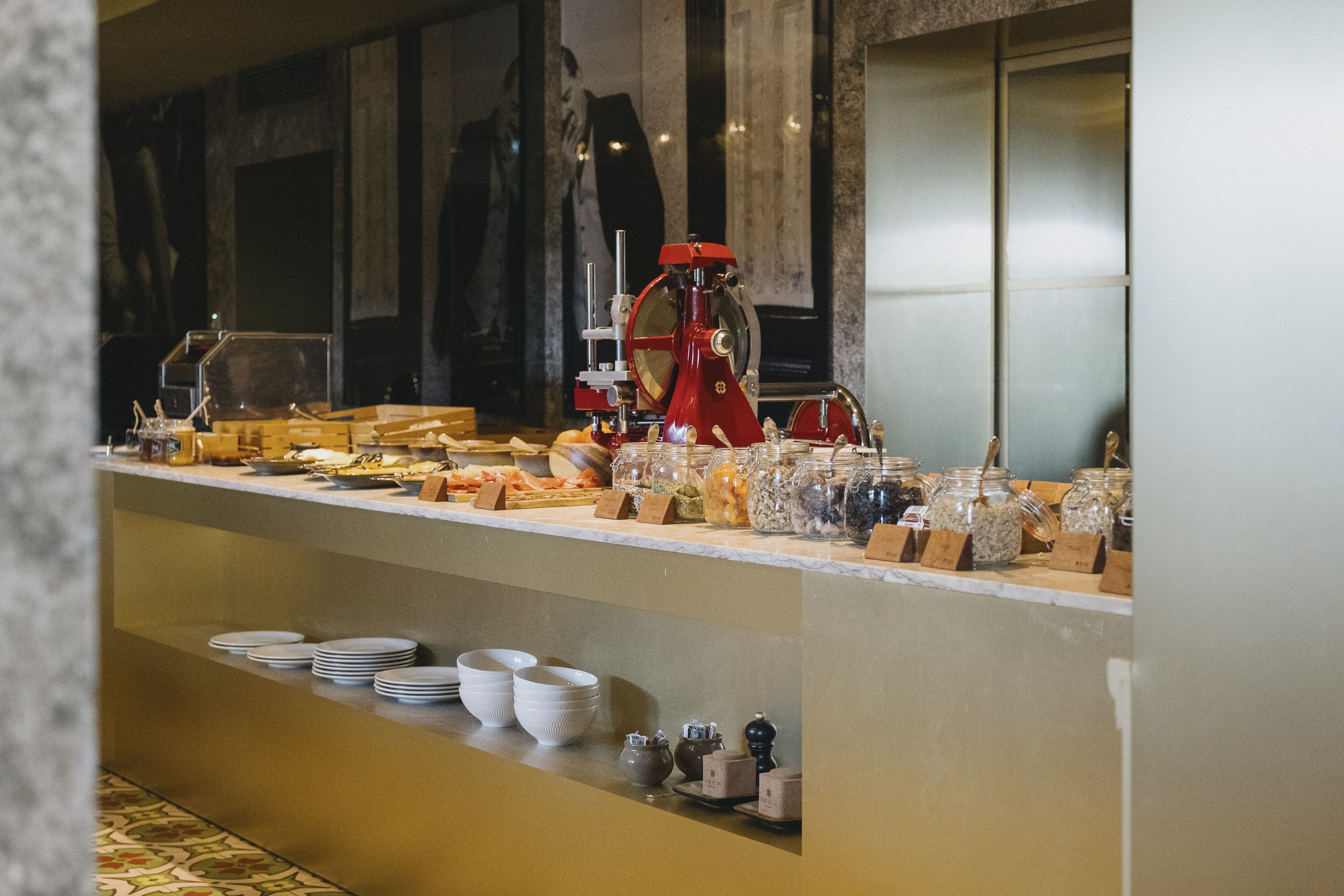 Una mesa de buffet con diferentes alimentos y salsas.