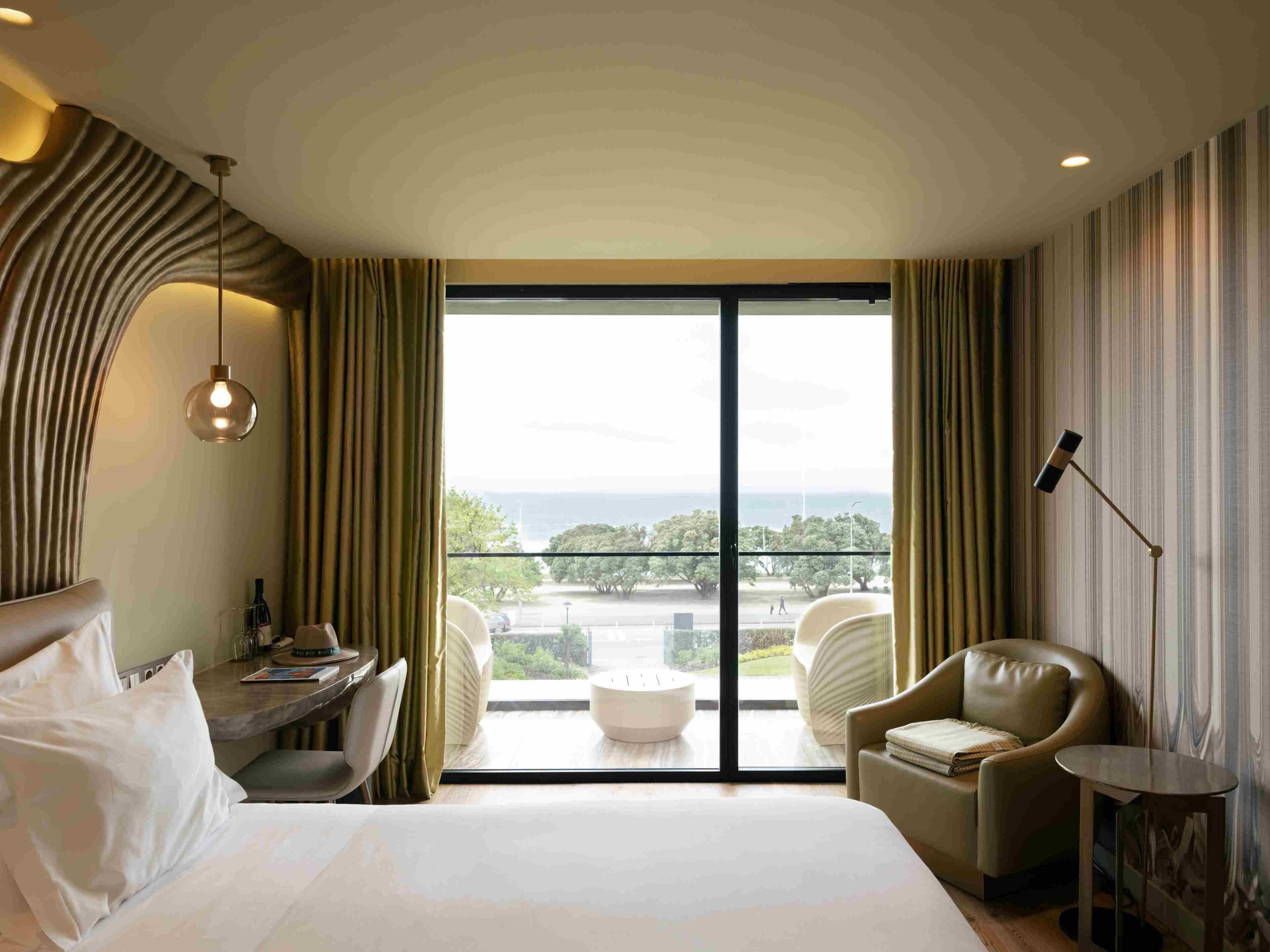 Onice Sea View | Luxe beddengoed, bedden met traagschuimmatras, een minibar