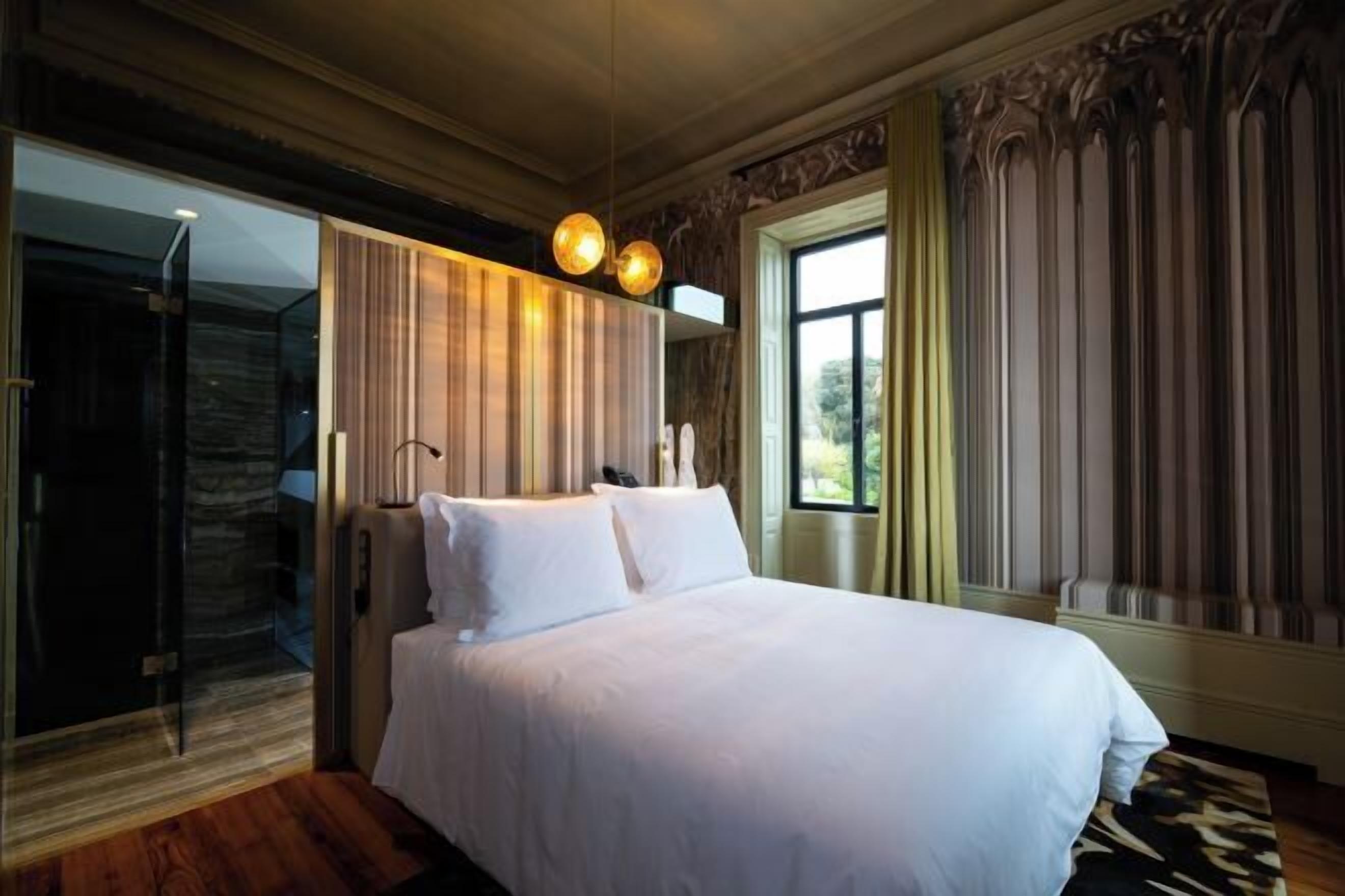 高档床上用品、记忆海绵床垫、迷你吧、客房内保险箱