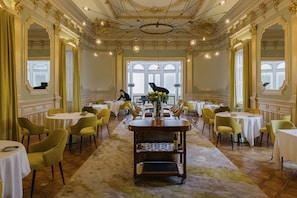 2 restaurants, breakfast, lunch, dinner served; Portuguese cuisine - Vila Foz Hotel & SPA (Porto)