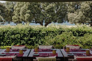 2 restaurants, breakfast, lunch, dinner served; Portuguese cuisine - Vila Foz Hotel & SPA (Porto)