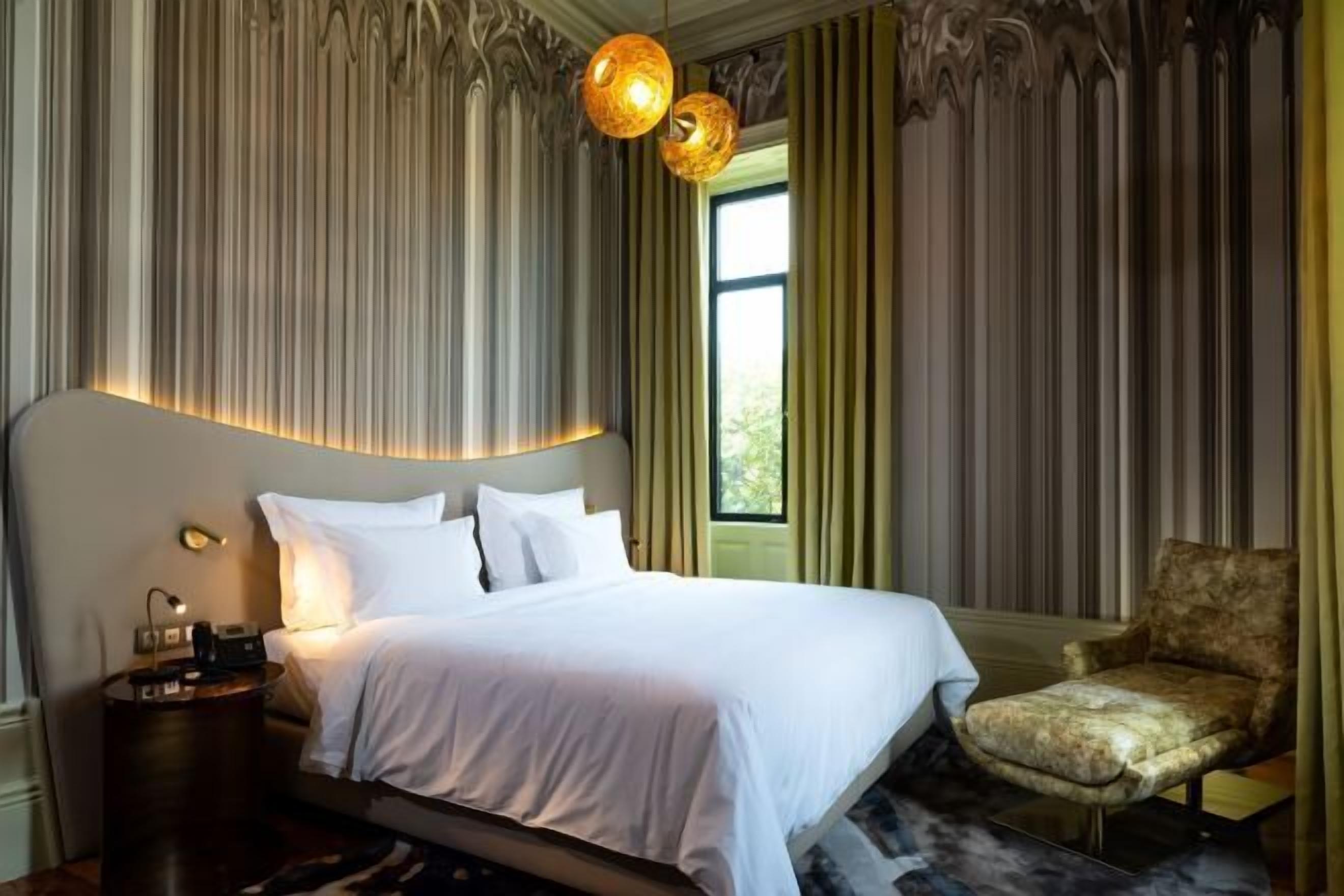 高档床上用品、记忆海绵床垫、迷你吧、客房内保险箱