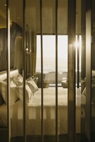 Ropa de cama de alta calidad, colchones con efecto memoria y minibar 