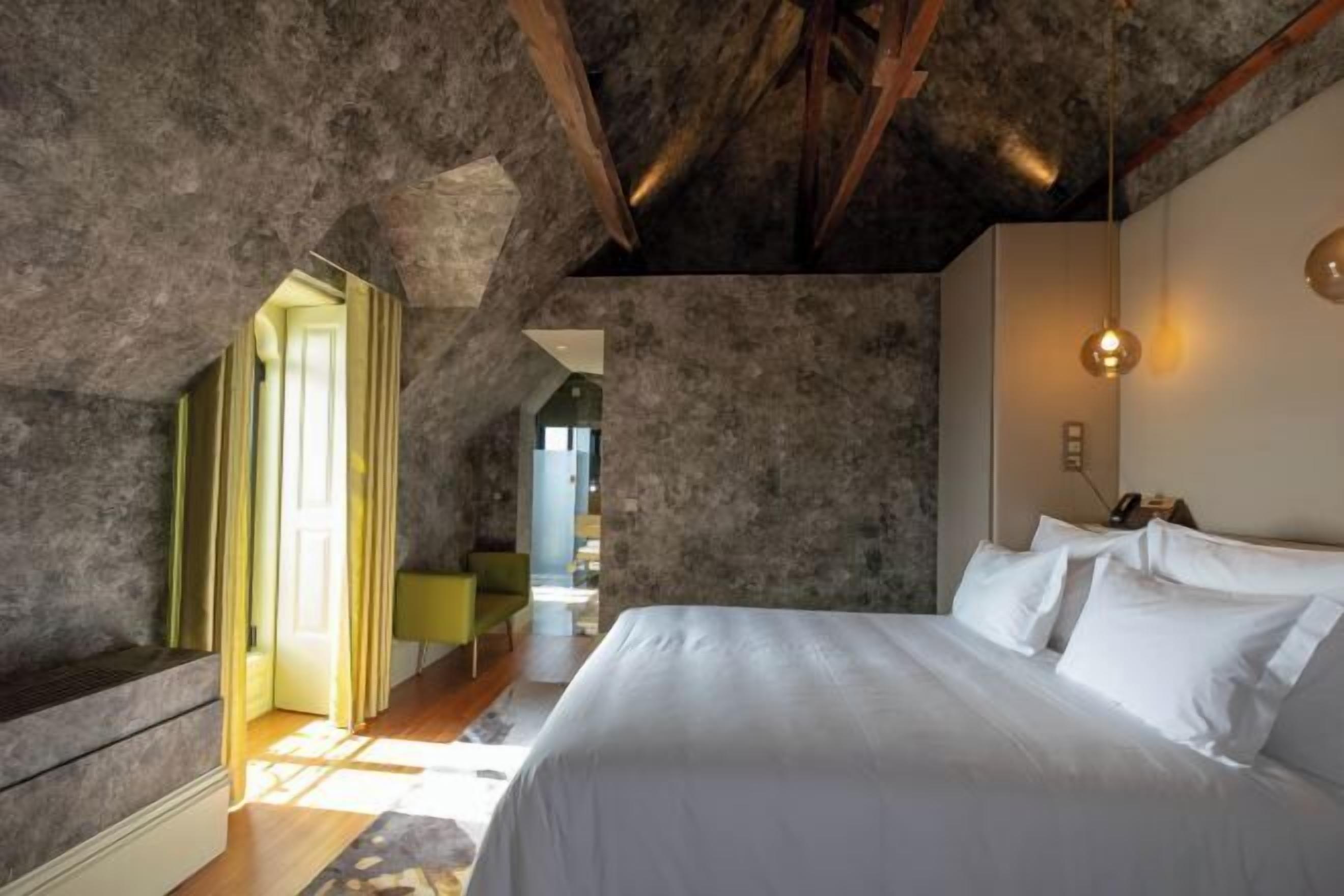 高档床上用品、记忆海绵床垫、迷你吧、客房内保险箱