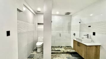 Luxury Double Room | Bathroom | Shower, rainfall showerhead, towels, toilet paper