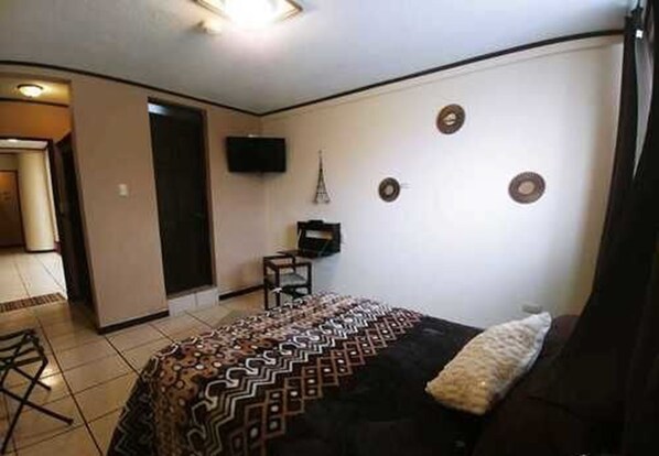 Doppia Standard uso singolo, 1 letto matrimoniale, non fumatori | Una cassaforte in camera, una scrivania, Wi-Fi gratuito, lenzuola