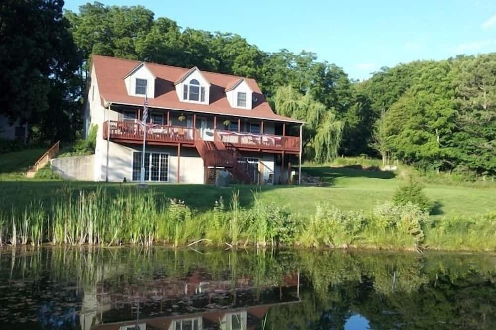 BMI Bed & Breakfast and Oasis - Morrow Lake, MI