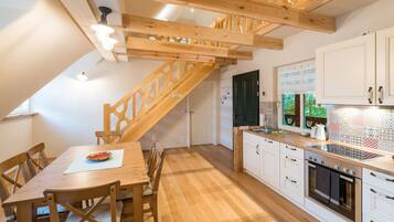 舒適公寓, 3 間臥室, 非吸煙房, 陽台 | 私人廚房 | 大型冰箱、烤箱、爐台、洗碗機