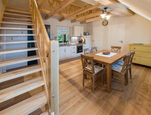 Comfort-Apartment, 3 Schlafzimmer, Nichtraucher, Balkon | Essbereich im Zimmer