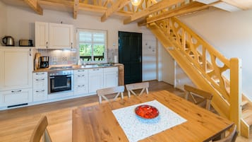 Comfort Apartment, 3 Bedrooms, Non Smoking, Balcony | In-room dining