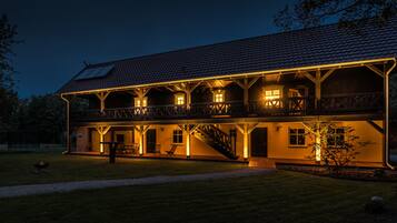 Front of property â evening/night