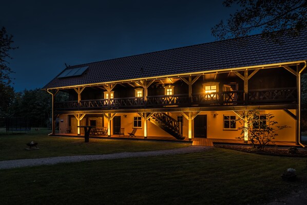 Façade de l’hébergement - soirée/nuit