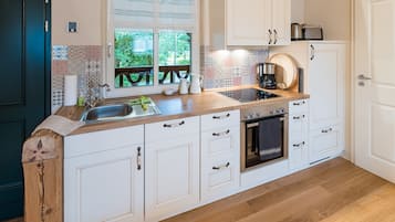 Comfort Apartment, 3 Bedrooms, Non Smoking, Balcony | Private kitchen | Full-sized fridge, oven, stovetop, dishwasher
