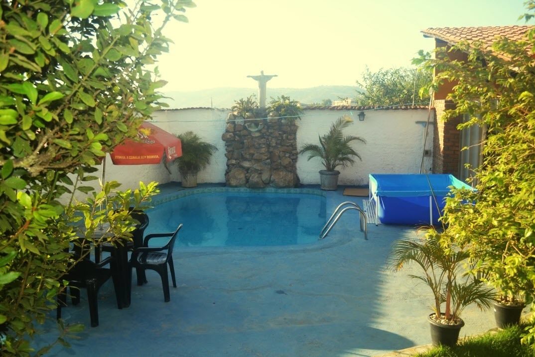 Piscina externa, espreguiçadeiras