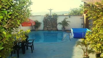 Piscina externa, espreguiçadeiras