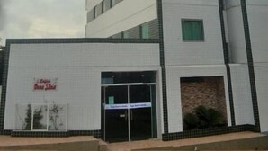 A modern multi-story hotel with a flat facade, large windows, and a ground entrance. - Hotel Bellavista (Bonito)