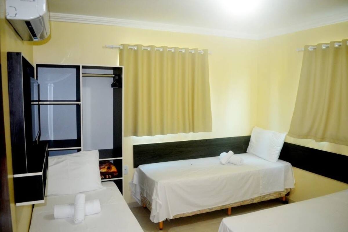 Habitación triple | Minibar, cortinas blackout, tabla de planchar con plancha y wifi gratis 