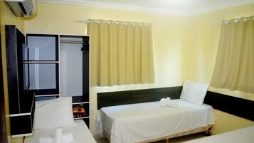 Quarto triplo | Frigobar, cortinas blackout, ferros/tábuas de passar roupa