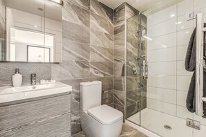 Shower, free toiletries, hair dryer, towels - The Edgerley Suites (Auckland)