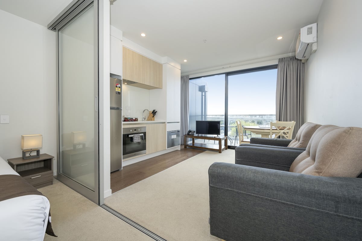 Deluxe Studio with a free secure parking | Private kitchen | Microwave
