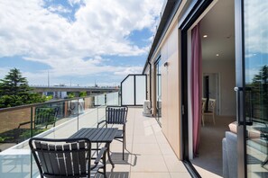 Premier Two Bedroom Suite with a free secure parking | Balcony - The Edgerley Suites (Auckland)