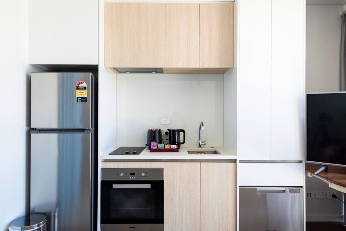 Estúdio luxo, 1 cama Queen, para não fumantes, vista para o jardim | Cozinha privada | Geladeira grande, micro-ondas, fogão, cooktop