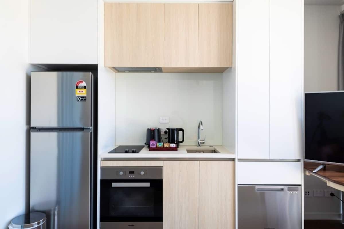 Deluxe Studio, 1 Queen Bed, Non Smoking, Garden View | Private kitchen | Microwave