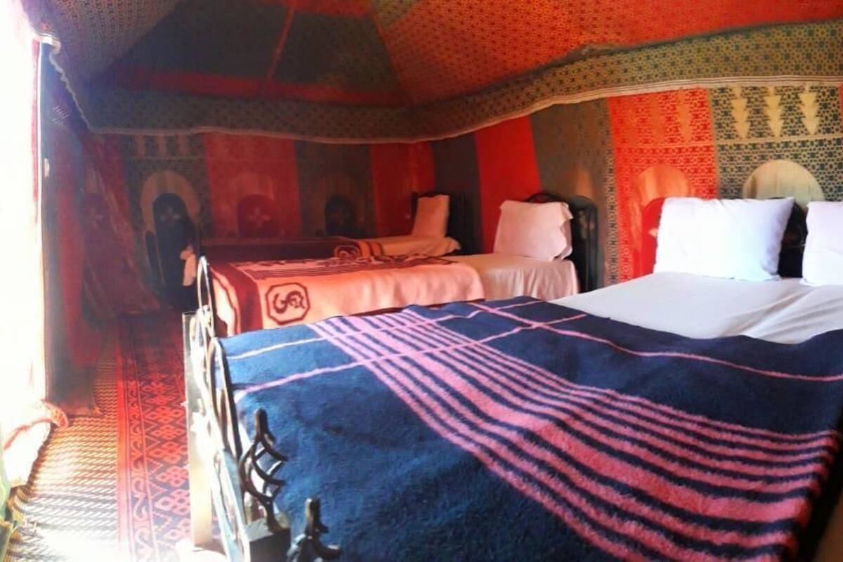 Quarto quádruplo básico | Cortinas blackout, quartos à prova de som, roupa de cama