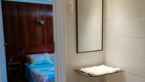 Phòng đôi, 1 giường đôi, phòng tắm riêng | Phòng tắm | Buồng tắm vòi sen, đồ dùng nhà tắm miễn phí, máy sấy tóc, khăn tắm 
