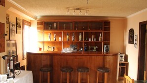 Bar (trong khuôn viên)