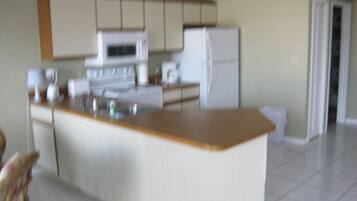 Refrigerador, microondas, horno y lavavajillas