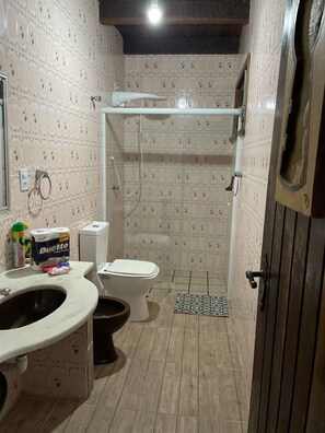 Dusche, Bidet, Handtücher, Seife