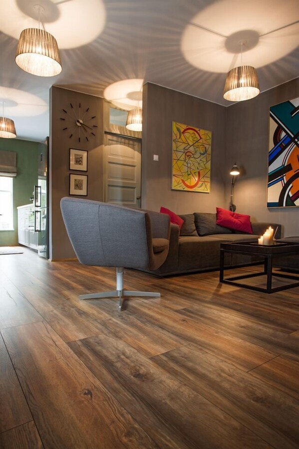 Smart TV, books, stereo