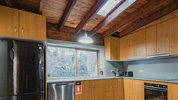 冰箱、微波炉、烤箱、炉灶