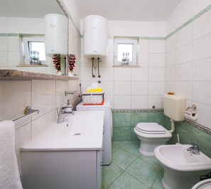 Tina, secadora de cabello, toallas, jabón 