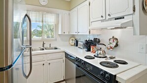 Cafetera y tetera, refrigerador, microondas y horno