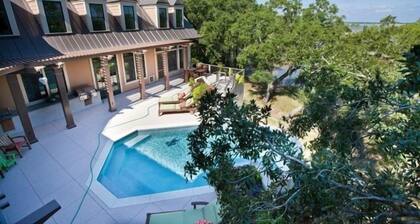 Luxury Estate. Aislado Folly Beach Home con Infinity Pool!