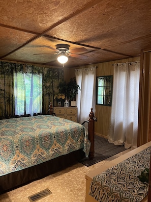 2 bedrooms, iron/ironing board, free WiFi, bed sheets