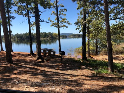 “Comfy Cozy Rental Cabin” just minutes from the North end of Lake Quachita.