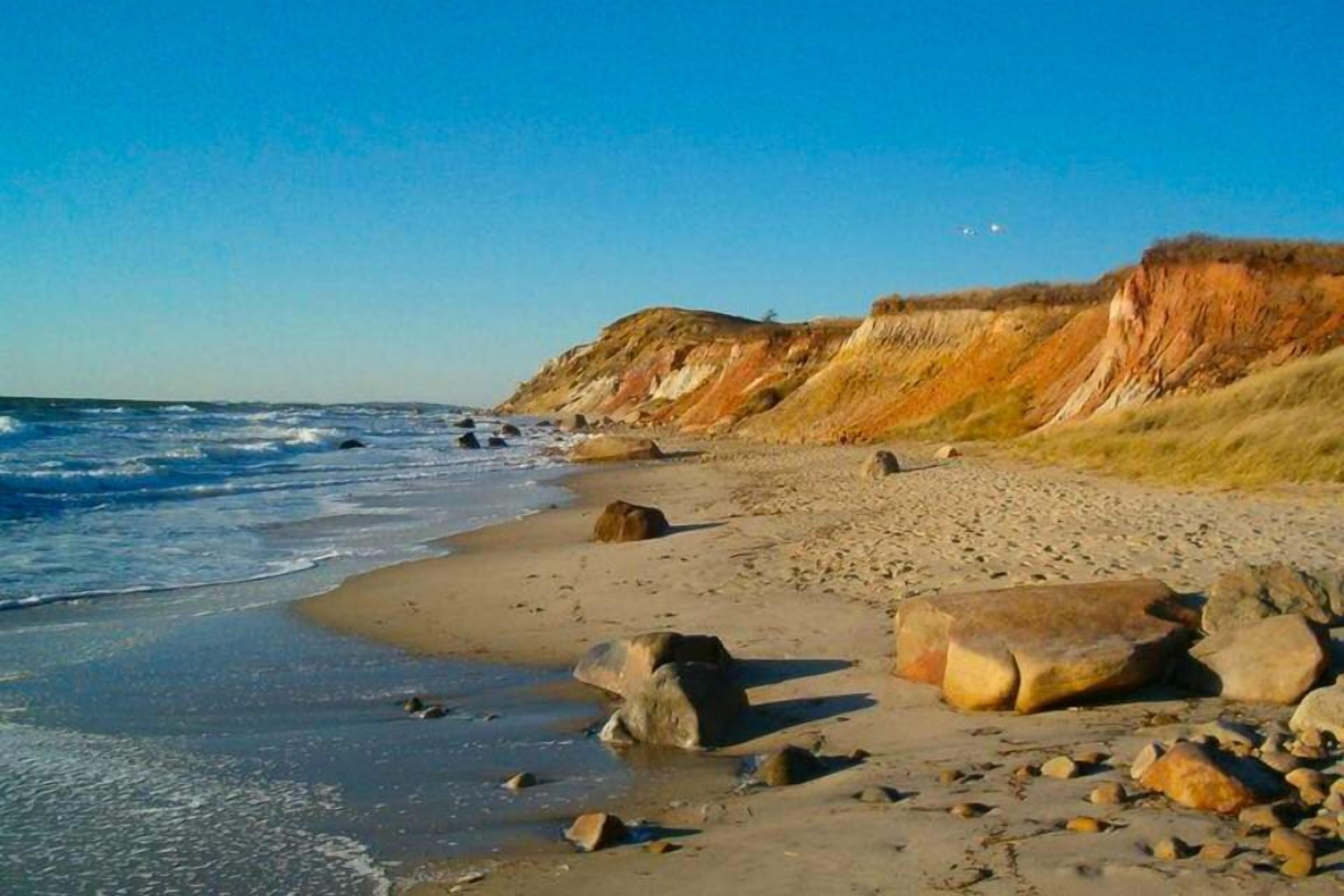 在海灘附近、躺椅、太陽傘、沙灘巾