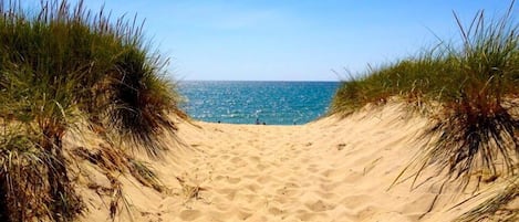 Beach nearby, sun loungers, beach towels