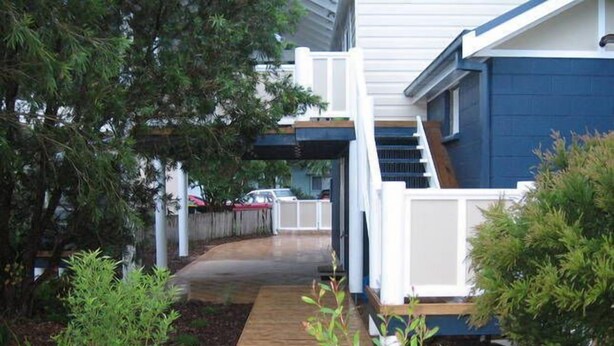A wooden deck leading to a house with a blue exterior and white railings. - The Old Boathouse - kayak / high speed internet / minutes to the beach (Burrill Lake)