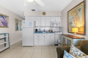 冷蔵庫、電子レンジ、オーブン、コーヒー / ティーメーカー