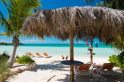 4 bdrm, 3 bath Beachfront Villa w/ 48 ft pool & Best Sunsets on the Island!