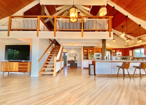 Gorgeous Home Across from Beach - 5 BR + Opt. Cottage / 4 Bath / AC