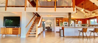 Gorgeous Home Across from Beach - 5 BR + Opt. Cottage / 4 Bath / AC